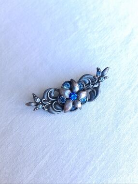brooch Pin floral  blue Rhinestones  in a Pewter silver-toned metal setting